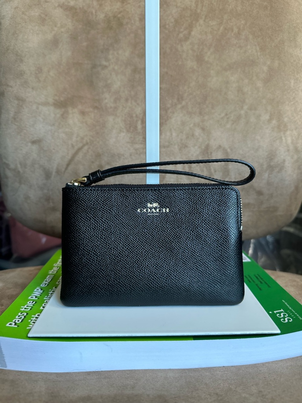 Coach Corner Zip Small Wristlet 
F58032 Black Leather Very Good Condition